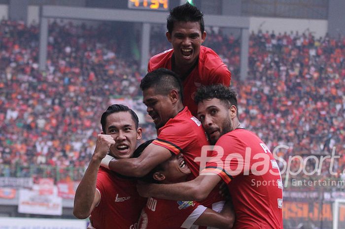 Selebrasi pemain Persija usai mencetak gol ke gawang Persegres di Stadion Patrio Bekasi, Sabtu (14/10/2017)