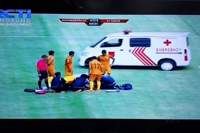 Situasi penanganan kiper Bhayangkara FC, Awan Setho, usai terjadi pelanggaran di laga melawan Tokyo FC di Stadion Utama Gelora Bung Karno, Sabtu (27/1/2018).