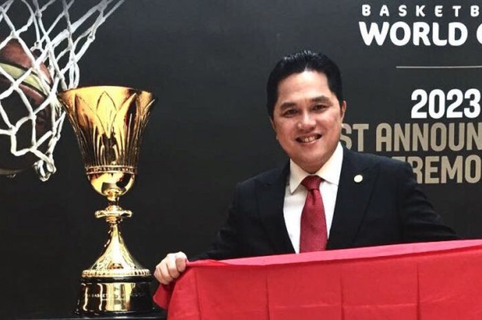 Presiden SEABA Erick Thohir berpose setelah memastikan Indonesia sebagai tuan rumah Kejuaraan Dunia Bola Basket FIBA 2023 di Jenewa, Swiss, Sabtu (9/12/2017).