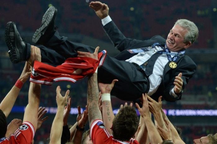 Jupp Heynckes diangkat ke udara oleh pemain Bayern Muenchen setelah partai final Liga Champions kontra Borussia Dortmund di Wembley Stadium, London, 26 Mei 2013.