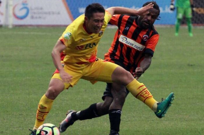 Aksi gelandang bertahan Bhayangkara FC, Lee Yu-jun (kiri), pada laga pekan pertama Liga 1 musim 2017 kontra Perseru Serui di Stadion Patriot Candrabhaga, Bekasi, Jawa Barat, Kamis (20/4/2017).