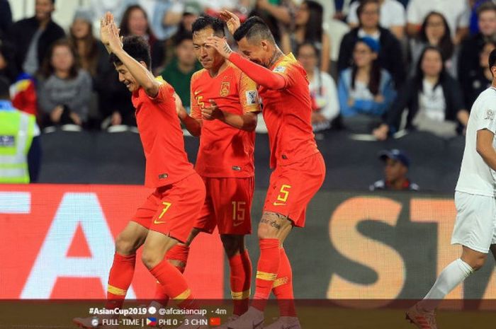 Para pemain timnas China merayakan gol mereka ke gawang Filipina dalam partai Piala Asia 2019 di Mohammed bin Zayed Stadium, Abu Dhabi, 11 Januari 2019.