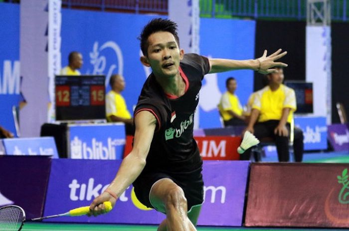 Pebulu tangkis tunggal putra Indonesia, M Bayu Pangisthu, mengembalikan kok ke arah Andi Fadel Muhammad R pada babak kedua Kejurnas PBSI 2017 di GOR Sahabudin Kepulauan Bangka Belitung, Rabu (29/11/2017).