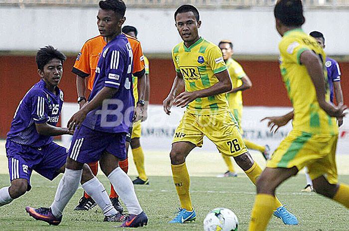 Persiter U17 (kuning) saat menghadapi Persita U17 di semifinal Piala Soeratin 2017.