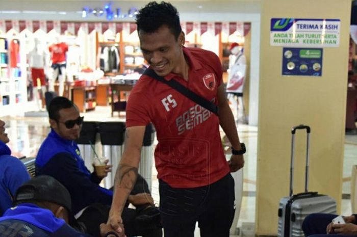 Ferdinand Sinaga saat berada di Bandara Juanda, Surabaya.