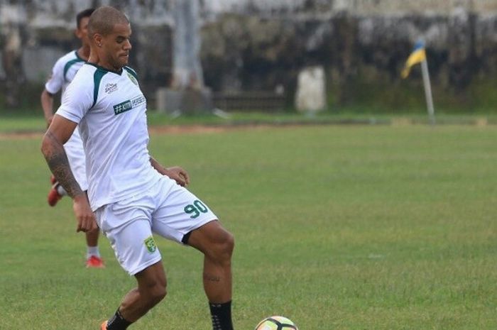 Aksi David Da Silva saat latihan di Lapangan Jenggolo, Kamis (29/3) sore