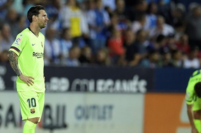    Ekspresi megabintang FC Barcelona, Lionel Messi, seusai timnya dibobol Leganes dalam laga Liga Spanyol di Stadion Municipal de Butarque, Leganes, Spanyol pada 26 September 2018.   