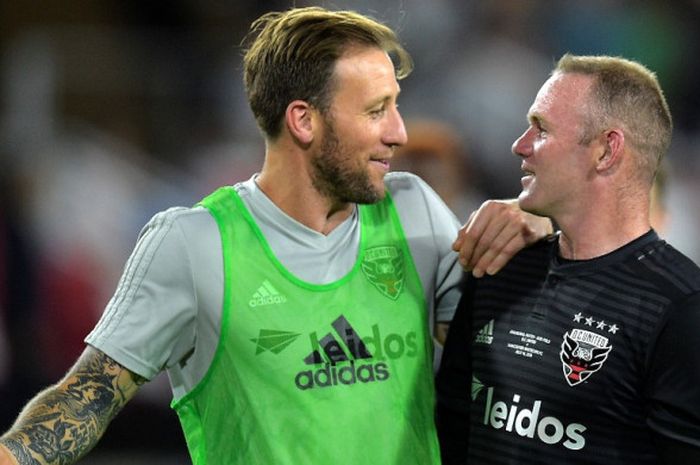 Penyerang D.C. United, Wayne Rooney (kanan), melakukan selebrasi seusai laga Major League Soccer kontra Vancouver Whitecaps di Washington, Amerika Serikat pada 15 Juli 2018.