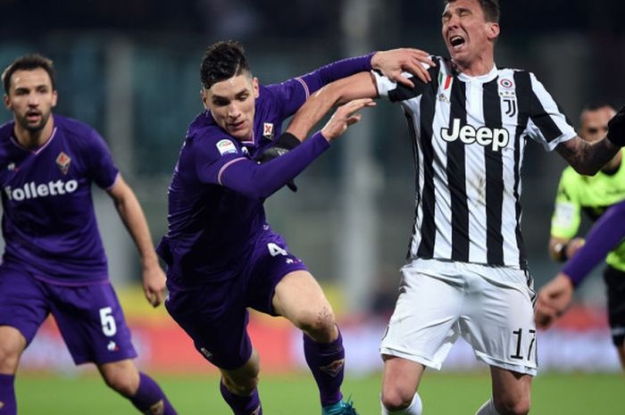 Pemain Juventus, Mario Mandzukic, berduel dengan bek Fiorentina, Nikola Milenkovic, dalam laga Liga Italia di Stadion Artemio Franchi, Florence, pada 9 Februari 2018.