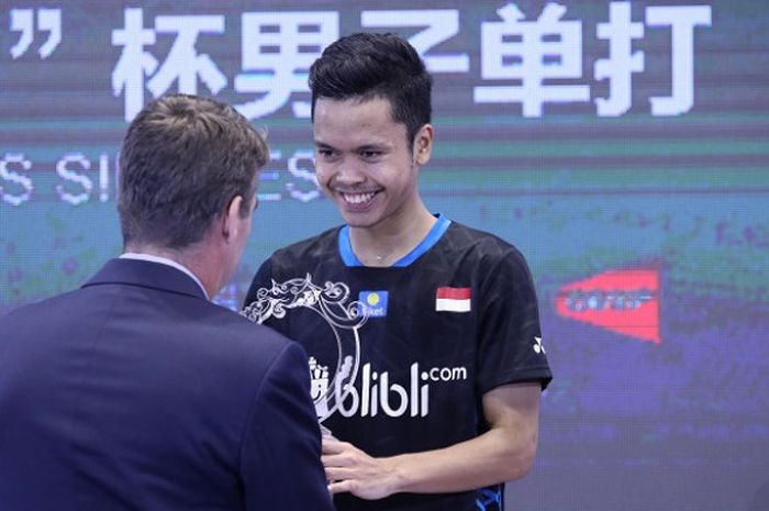 Pebulu tangkis tunggal putra Indonesia, Anthony Sinisuka Ginting, menerima trofi dari Presiden BWF Poul Erik Hoyer setelah memenangi China Open di Olympic Sports Center Xincheng Gymnasium, Minggu (23/9/2018).