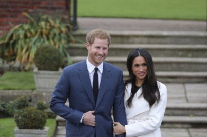 Pangeran Harry dan tunangannya, Meghan Markle saat diabadikan di Istana Kensington, London, Senin (27/11/2017).