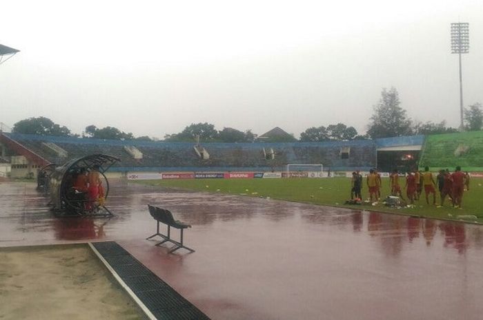 Rezaldi Hehanusa dkkk berteduh di banch pemain Stadion Manahan, Solo, Minggu (11/2/2018).