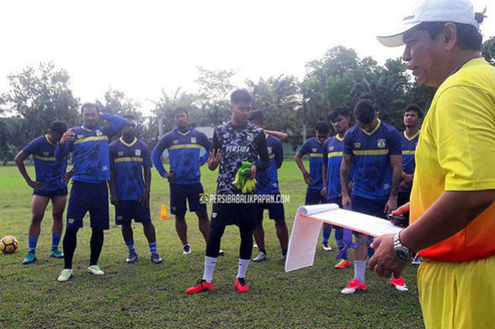 Pelatih Persib Balikpapan, Haryadi, memberikan instruksi saat memimpin latihan tim pada Kamis (28/9/2017) menjelang laga menghadapi Persib Bandung.