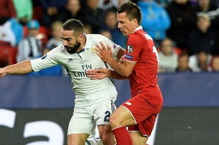 Pemain Real Madrid, Dani Carvajal (kiri), berduel dengan pemain Sevilla, Yevhen Konoplyanka, dalam laga Piala Super Eropa 2016 di Stadion Lerkendal, Trondheim, Norwegia, Selasa (9/8/2016) atau Rabu dini hari WIB.