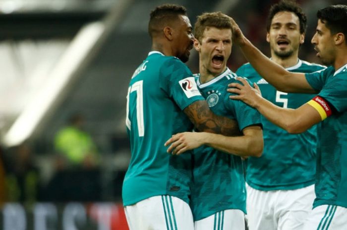  Pemain timnas Jerman merayakan gol Thomas Mueller (dua dari kiri) ke gawang Spanyol dalam partai uji coba di Duesseldorf, Jerman, 23 Maret 2018. 