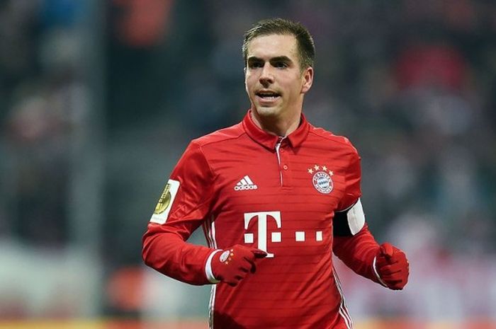 Bek Bayern Muenchen, Philipp Lahm, saat tampil melawan Wolfburg dalam laga putaran ke-16 DFB Pokal di Munich, 7 Februari 2017.