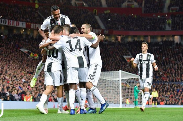 Para pemain Juventus melakukan selebrasi.