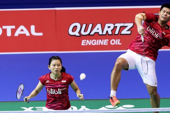 Pasangan ganda campuran Indonesia, Praveen Jordan/Debby Susanto, mengembalikan kok ke arah rekan senegara, Lukhi Apri Nugroho/Ririn Amelia  pada babak kedua Kejuaraan Dunia 2017 yang digelar di Emirates Arena Glasgow, Selasa (22/8/2017).