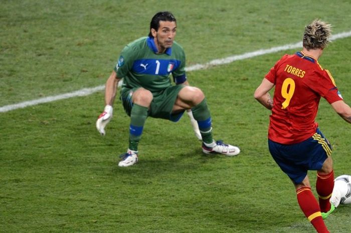 Fernando Torres saat menjebol gawang Gianluigi Buffon di final Euro 2012, di Stadion Olympic, di Kiev, 1 Juli 2012.