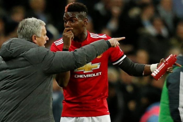 Paul Pogba (kanan) berbicara dengan Jose Mourinho dalam partai Liga Inggris antara Tottenham Hotspur vs Manchester United di Stadion Wembley, London, 31 Januari 2018.