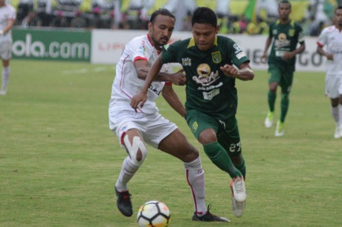 Penyerang Persebaya, Fandi Eko Utomo, beraksi kontra Persija pada laga Liga 1 2018 di Stadion Gelora Bung Tomo, Surabaya, Minggu (4/11/2018).   