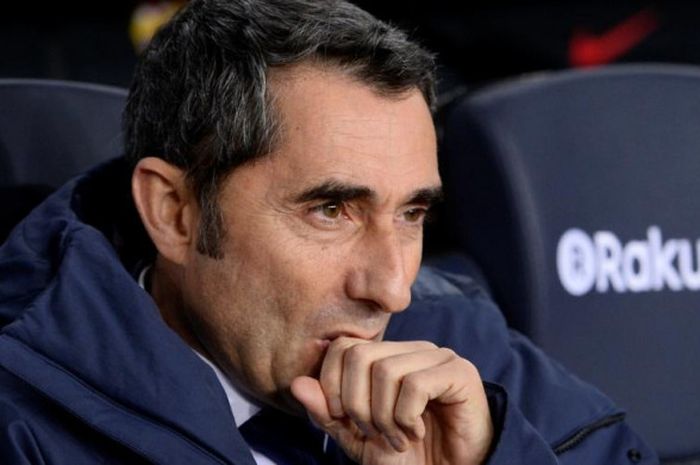 Ekspresi pelatih Barcelona, Ernesto Valverde, dalam partai Liga Spanyol lawan Alaves di Camp Nou, Barcelona, 28 Januari 2018.