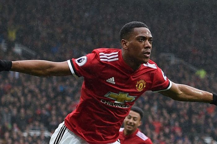 Anthony Martial merayakan gol Manchester United ke gawang Tottenham Hotspur pada laga lanjutan Liga Inggris di Stadion Old Trafford, Sabtu (28/10/2017).