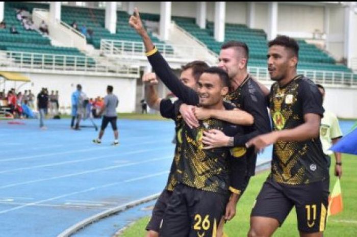 Rizky Rizaldi Pora saat merayakan golnya ke gawang Mitra Kukar di Stadion Aji Imbut Tenggarong, Jumat (11/8/2017).