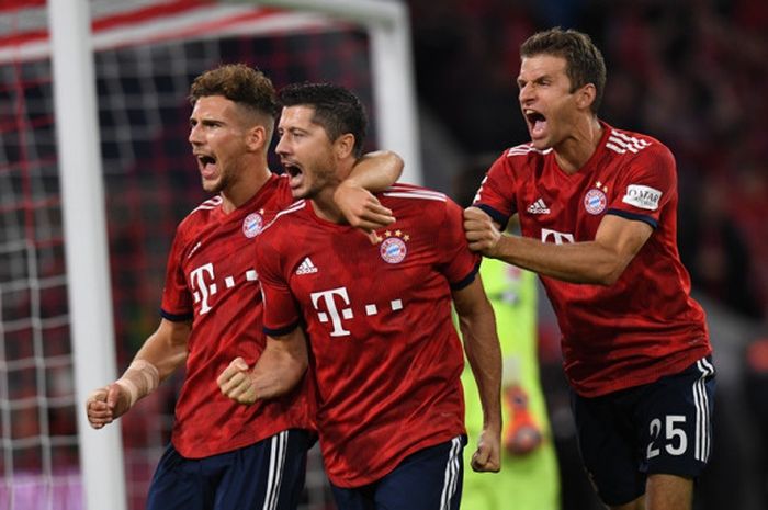 Penyerang Bayern Muenchen, Robert Lewandowski (tengah), merayakan golnya bersama Leon Goretzka (kiri