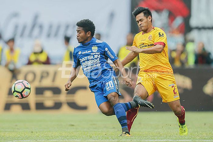 Bek Sriwijaya FC, Novan Setya Sasongko (kanan), berupaya menghadang laju gelandang Persib Bandung, Billy Keraf, dalam laga pembuka Piala Presiden 2018 di Stadion Gelora Bandung Lautan Api, Kab. Bandung, Selasa (16/1/2018).