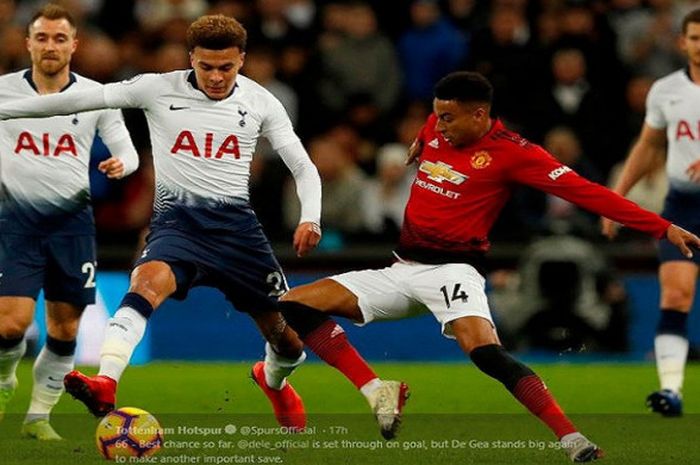 Gelandang Tottenham Hotspur, Dele Alli, berebut bola dengan pemain Manchester United, Jese Lingard, 