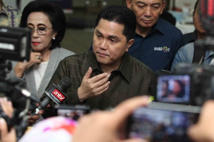 Ketua Inasgoc Erick Thohir menjawab pertanyaan para wartawan setelah menggelar acara peluncuran situs resmi pendaftaran volunteer alias sukarelawan untuk Asian Games 2018 di Wisma Serbaguna Senayan, Jakarta, (18/9/2017).