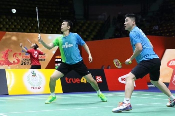 Pasangan ganda putra Indonesia-Malaysia, Hendra Setiawan/Tan Boon Heong, mengembalikan kok dari Berry Angriawan/Hardianto (Indonesia)  pada babak kedua Thailand Masters yang berlangsung di Nimibutr Stadium, Kamis (9/2/2017).