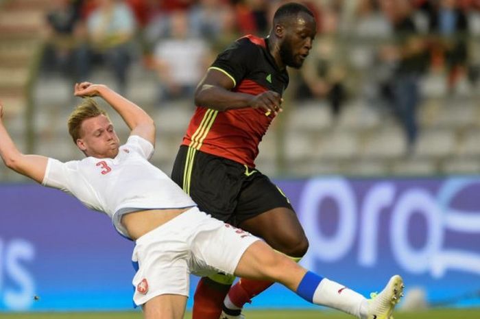 Aksi Tomas Kalas (kiri) saat hendak menekel Romelu Lukaku dalam partai uji coba antara Republik Ceska melawan Belgia di King Baudouin Stadium, Brussels, 5 Juni 2017.