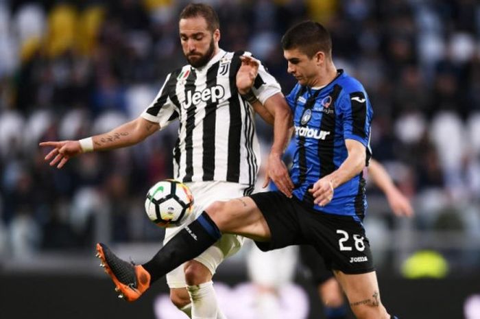 Striker Juventus Gonzalo Higuain (kiri) berduel dengan bek Atalanta Gianluca Mancini dalam partai Liga Italia di Allianz Stadium Turin, 14 Maret 2018.