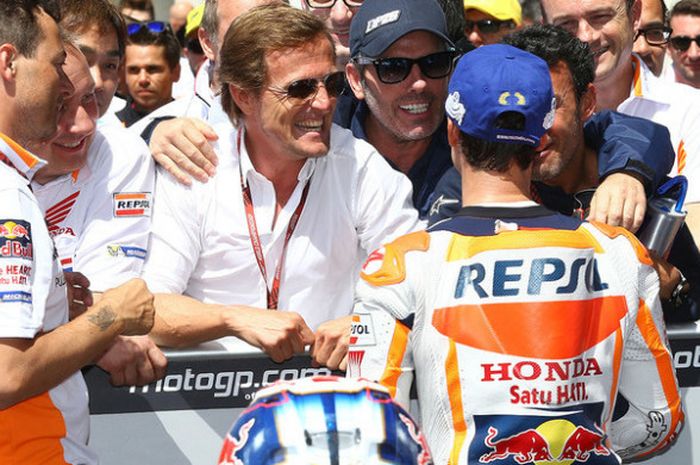 Sete Gibernau (berkaca mata) saat memberikan selamat kepada Dani Pedrosa pada balapan MotoGP Prancis.