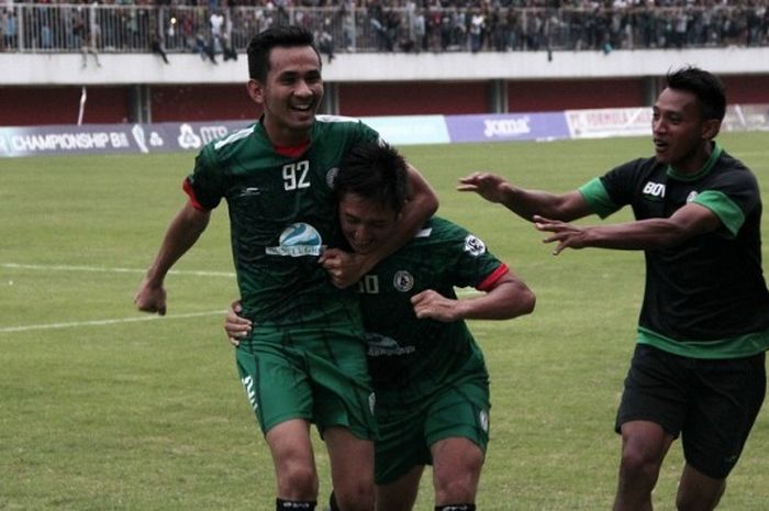 Chandra Waskito dan Dave Mustaine merayakan gol PSS Sleman ke gawang Persita Tangerang, Minggu (16/1