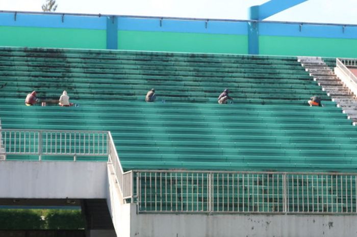 Stadion Maguwoharjo bersolek jelang pertandingan uji coba antara PSS Sleman dan timnas U-19 Indonesia, Sabtu (2/6/2018). 