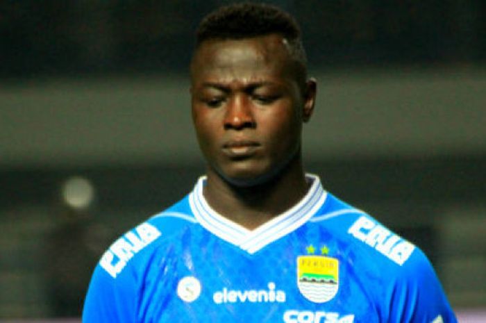  Penyerang Persib asal Chad, Ezechiel N'Douassel sebelum sepak mula laga Persib vs PSIS di Stadion Gelora Bandung Lautan Api, Minggu (8/7/2018). 