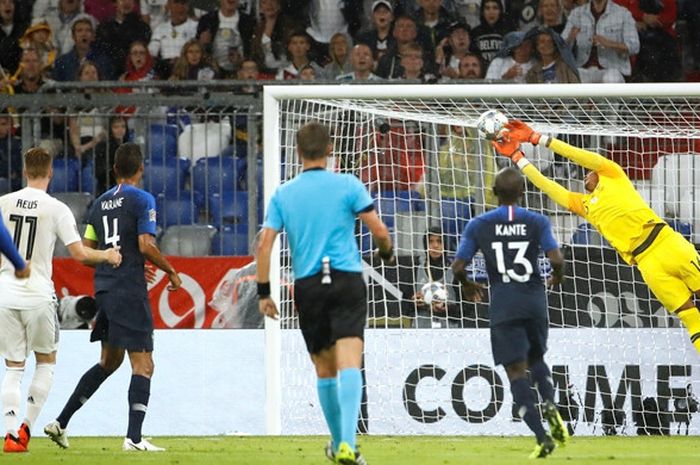 Kiper Prancis, Alphonse Areola, menepis tendangan penyerang Jerman, Marco Reus (kedua dari kiri), dalam laga UEFA Nations League di Stadion Allianz Arena, Muenchen, Jerman pada 6 September 2018.