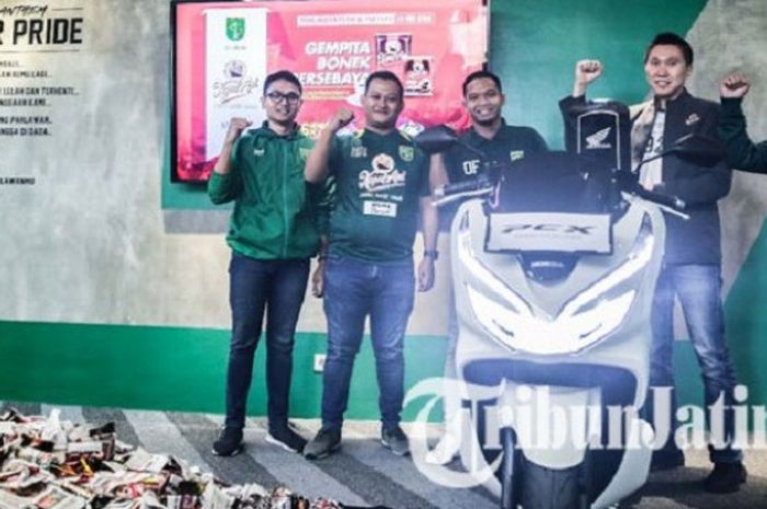 Kapal Api bagi-bagi hadiah dalam tajuk Gempita Bonek Persebaya  dengan para para Bonek  yang terpilih  di  DBL  Sutos , Surabaya, Sabtu (19/5/2018) 