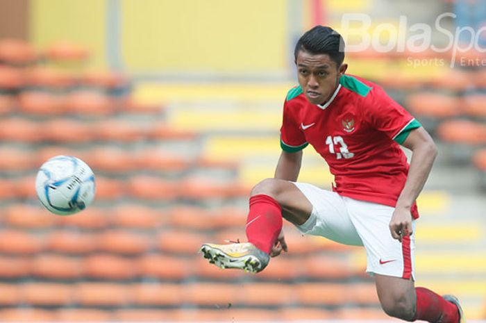 Pemain Timnas U-22, Febri Hariyadi, beraksi melawan Timnas Thailand U-22 dalam penyisihan grup B SEA Games XXIX Kuala Lumpur 2017 di Stadion Shah Alam, Selangor, Malaysia, Selasa (15/8). Pertandingan tersebut berakhir imbang 1-1.