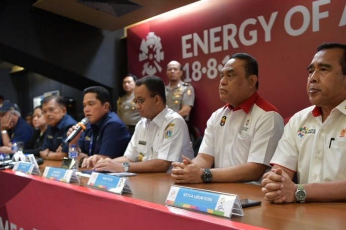 CdM Indonesia untuk Asian Games 2018, Komjen Pol Syafruddin (kedua dari kanan), saat menghadiri konferensi pers terkait Asian Games 2018 di Stadion Utama Gelora Bung Karno (SUGBK), Senayan, Jakarta, Jumat (3/8/2018).