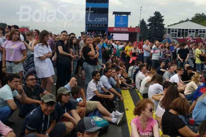 Suasana nonton bareng suporter yang menyaksikan laga perebutan tempat ketiga Piala Dunia 2018 antara timnas Belgia dan timnas Inggris di fan fest Moskow, 14 Juli 2018.