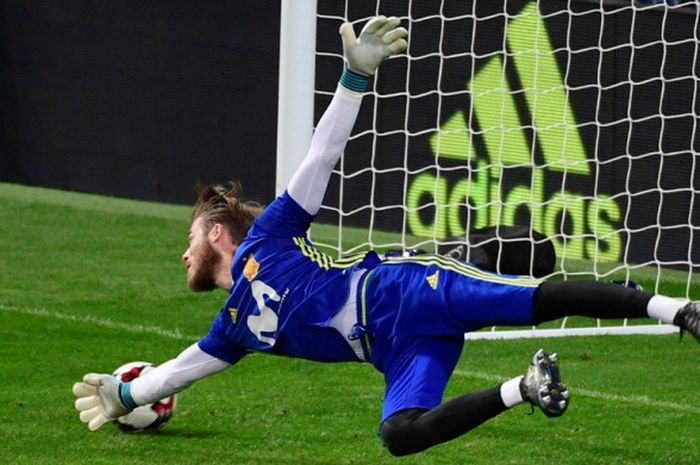 Kiper Spanyol, David De Gea, terbang ke arah bola dalam sesi latihan di Stadion Santiago Bernabeu, Madrid, pada 1 September 2017.