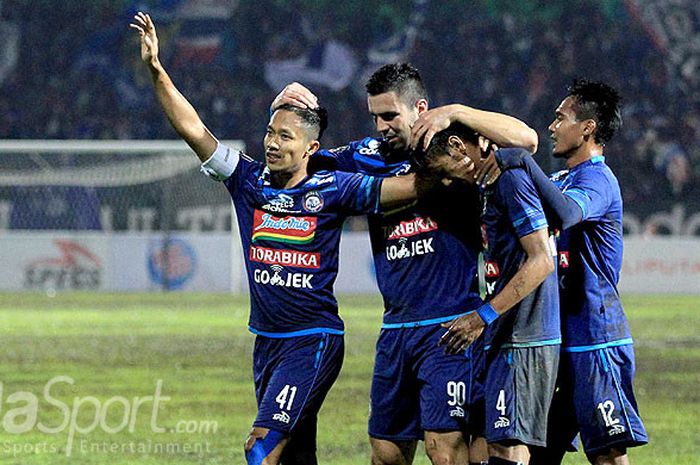  Kapten tim Arema FC, Dendi Santoso, merayakan gol bersama rekan setimnya saat melawan Persela Lamongan pada partai kedua Piala Presiden 2018 Grup E di Stadion Gajayana Malang, Jawa Timur, Sabtu (20/01/2018) malam. 