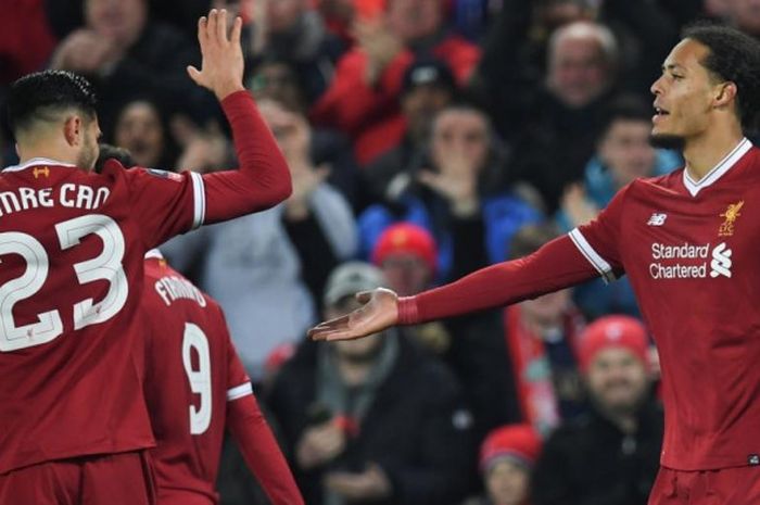 Virgil van Dijk (kanan) bersama rekan-rekannya merayakan gol Liverpool ke gawang Everton dalam laga Piala FA di Anfield , Liverpool, 5 Januari 2018.