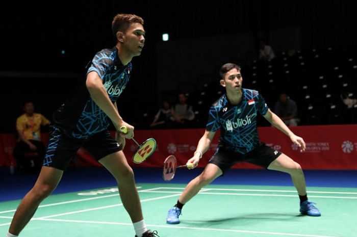 Pasangan ganda putra Indonesia, Fajar Alfian/Muhammad Rian Ardianto, mengembalikan kok ke arah Lee Jhe-Huei/Lee Yang (Taiwan) pada babak kedua Japan Open 2018 yang berlangsung di Musashino Forest Sport Plaza, Tokyo, Jepang, Kamis (13/9/2018).