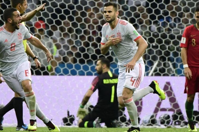   Bek timnas Spanyol, Nacho, melakukan selebrasi seusai membobol gawang Portugal pada pertandingan yang berlangsung di di Stadion Fisht, Sochi, Jumat (15/6/2018).  