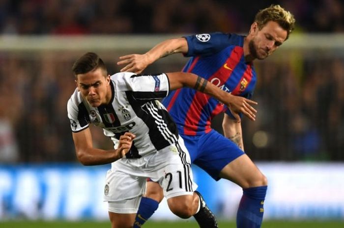 Striker Juventus, Paulo Dybala (kiri), dilanggar oleh gelandang FC Barcelona, Ivan Rakitic, dalam laga leg kedua perempat final Liga Champions di Stadion Camp Nou, Barcelona, Spanyol, pada 19 April 2017.